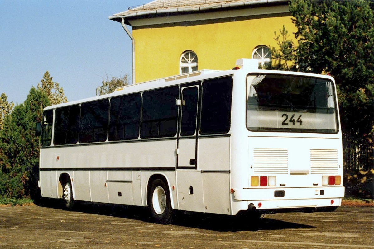 ▲ Ikarus 244 на заводской фотосессии. Предположительное время съёмки: весна 1994 года. За задним стеклом размещается характерный "тайваньский" аншлаг с подсветкой двумя люминисцентными лампами.