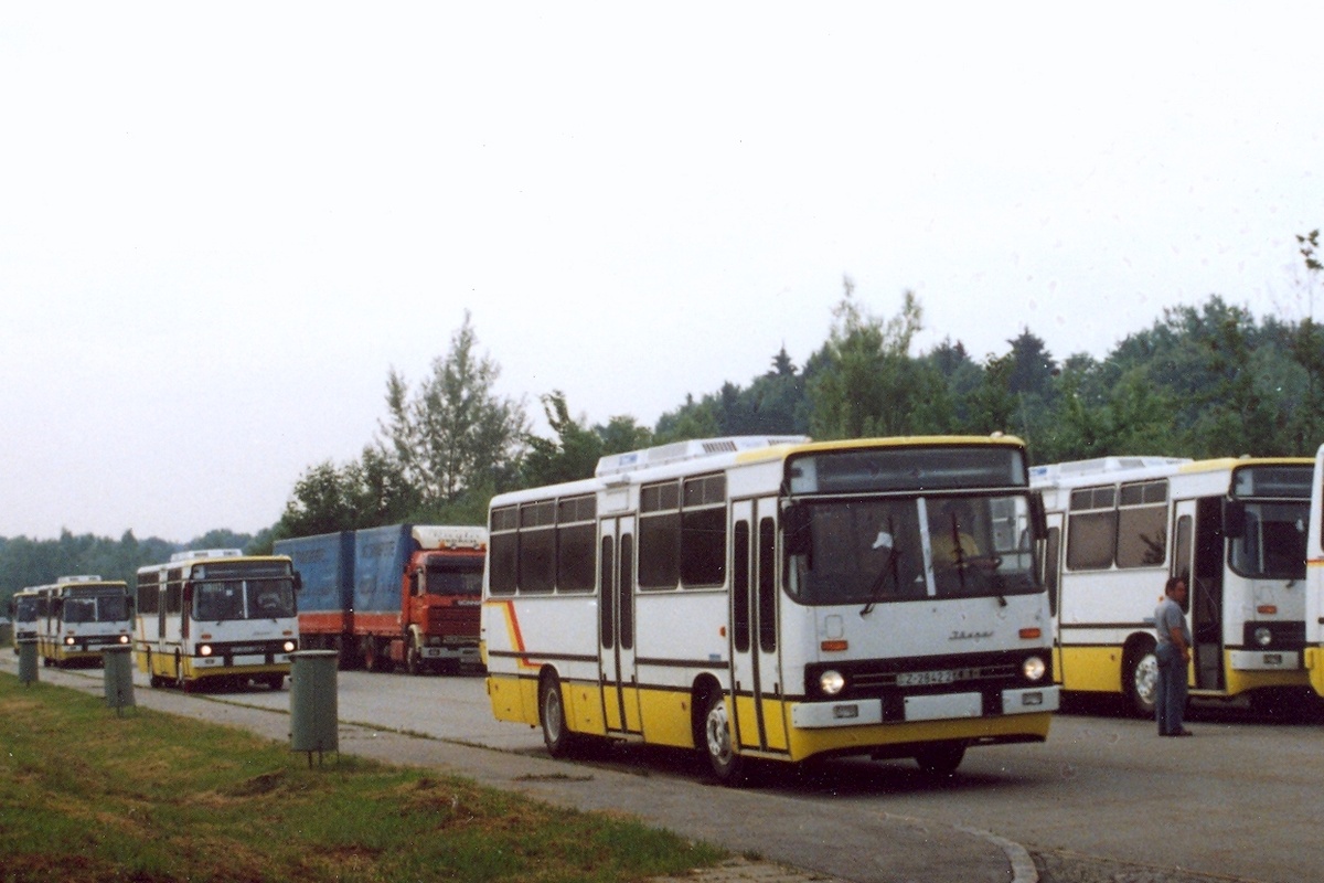 ▲ Ikarus 260.48 своим ходом двигаются в порт города Гамбург для погрузки на судно. 1992 год  /// Фото: Zoltán Endrédi