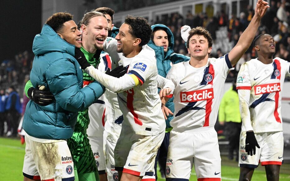 Матвей Сафонов в окружении одноклубников