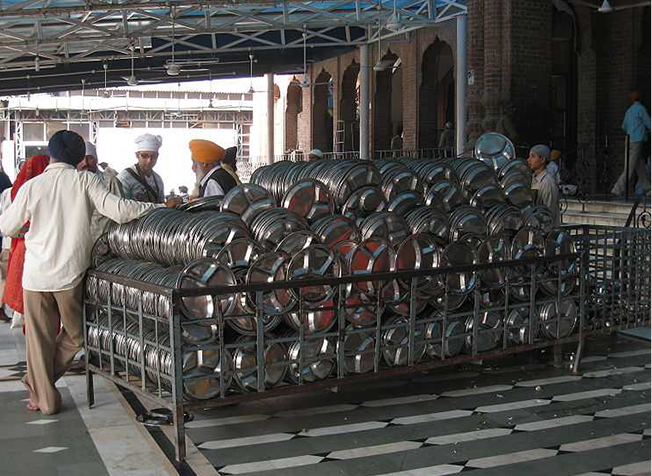 По крайней мере не на бананавые листья кладут, а на чистые подносы красивые