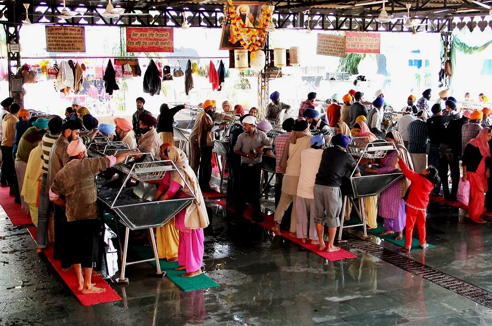 А еще тут есть мойка для всех, прямо шок контент для Индии!