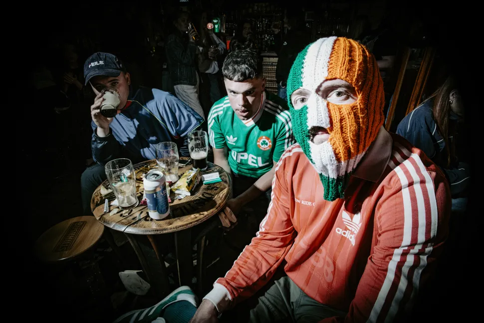 Kneecap: Мо Чара (Liam Óg Ó hAnnaidh), Моглай Бап (Naoise Ó Cairealláin) и DJ Провай (JJ Ó Dochartaigh). Фото: Пеадар О'Гойлл