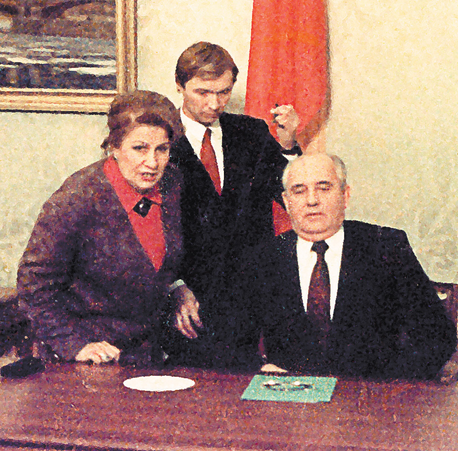 Режиссер ЦТ Калерия Кислова и Михаил Горбачев. Фото из открытых источников