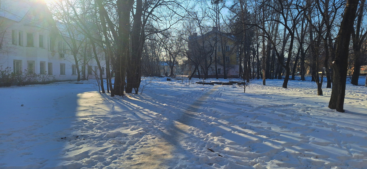 Территория между домами 18 и 14 по улице Красноречекой г. Хабаровска.