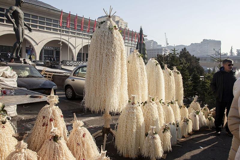 На улицах Тбилиси можно купить чичилаки практически любого размера