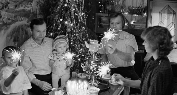    Семья Куковякиных из города Кемерово во время встречи Нового года, 1987 год / РИА «Новости»