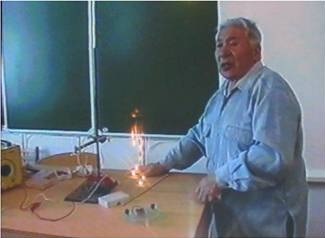 В.С.Мункин ведёт урок физики