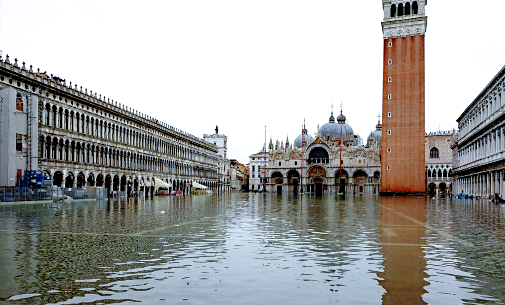 Знаменитая площадь Сан-Марко покрывается водой до пяти раз в год, и эта цифра неуклонно растет. Источник фото: interfax-russia.ru