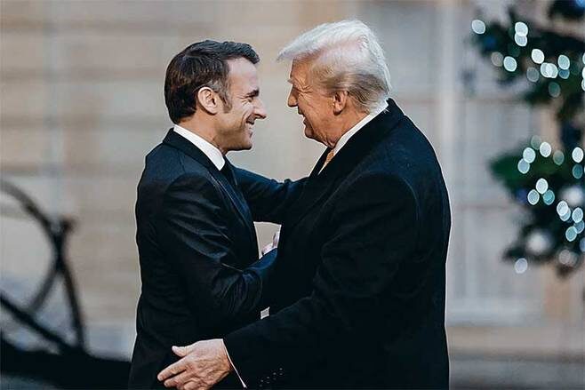    EPA/MOHAMMED BADRA: Президент Франции Эммануэль Макрон (слева) и избранный президент США Дональд Трамп во время встречи в Елисейском дворце перед церемонией открытия собора Нотр-Дам-де-Пари