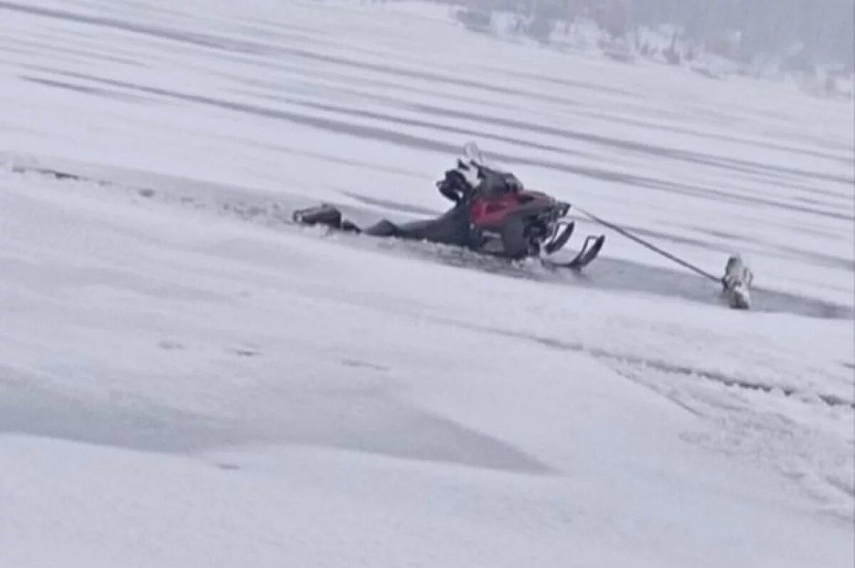    На Павловском водохранилище в Башкирии снегоход с людьми провалился под лед