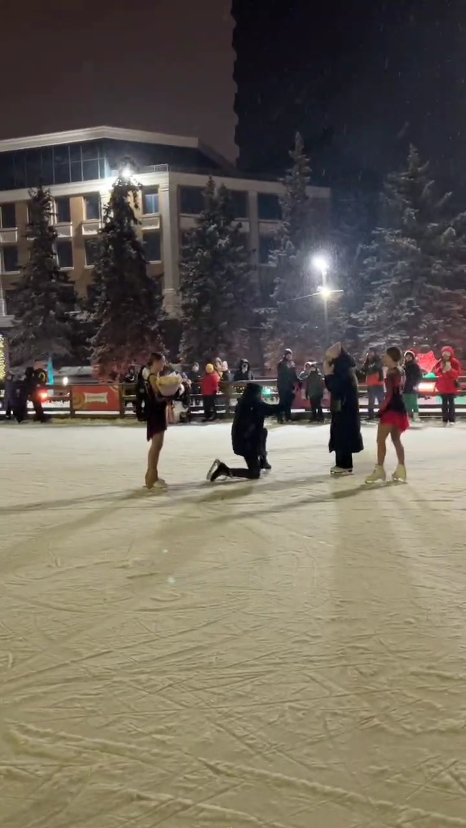     Красноярец сделал предложение своей девушке на катке