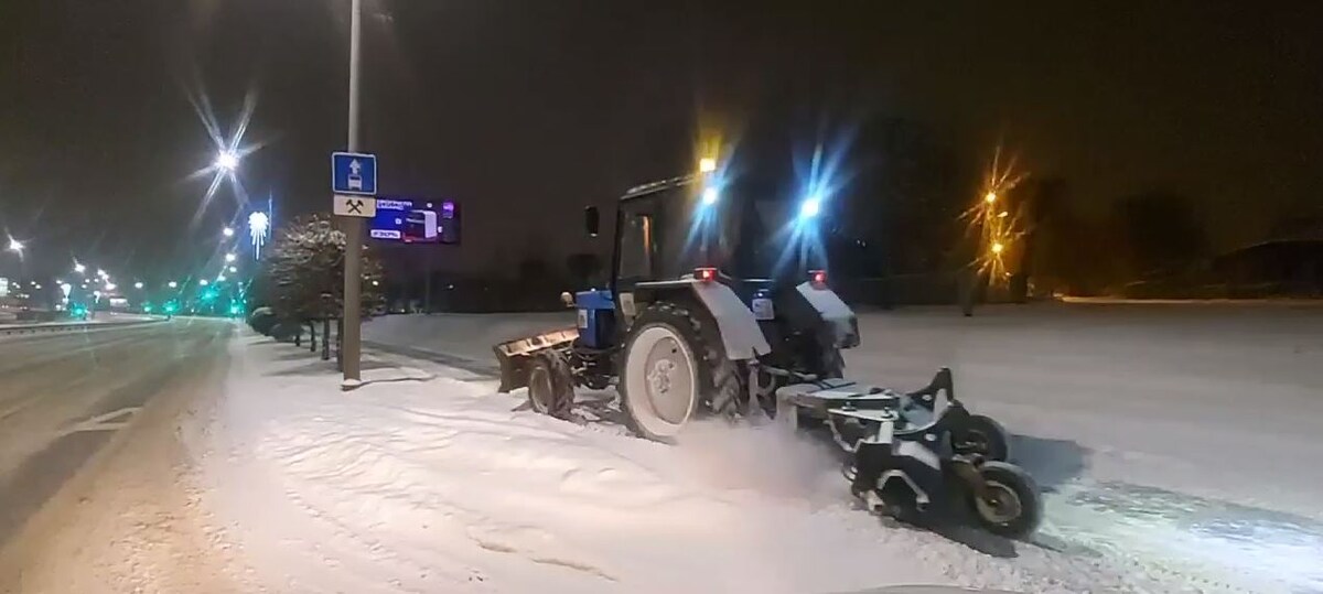     Красноярские дорожники борются с последствиями прошедшего снегопада