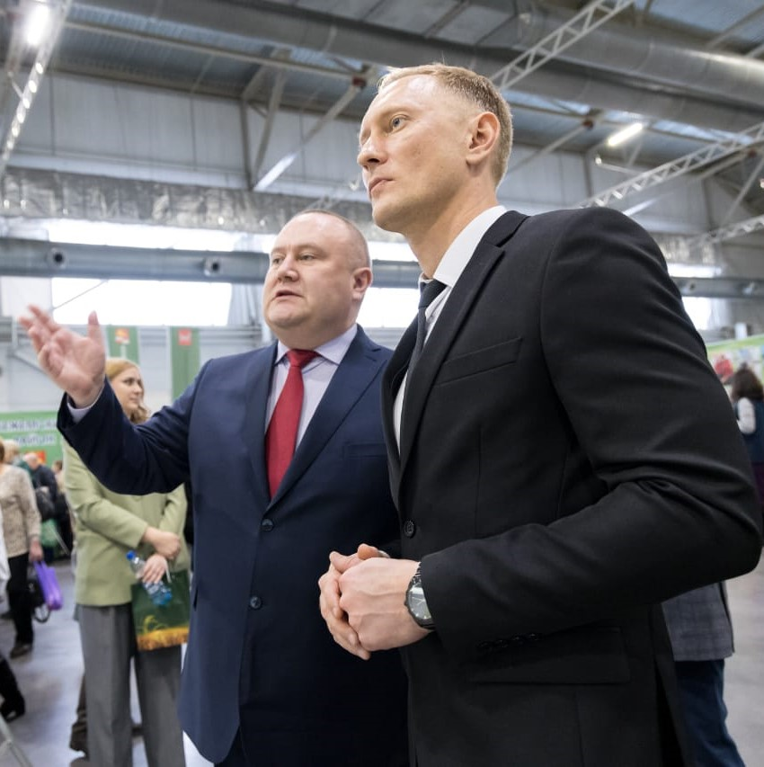 Глава Богучанского района Алексей Медведев о достижениях территории рассказывает министру сельского хозяйства Красноярского края Илье Васильеву 