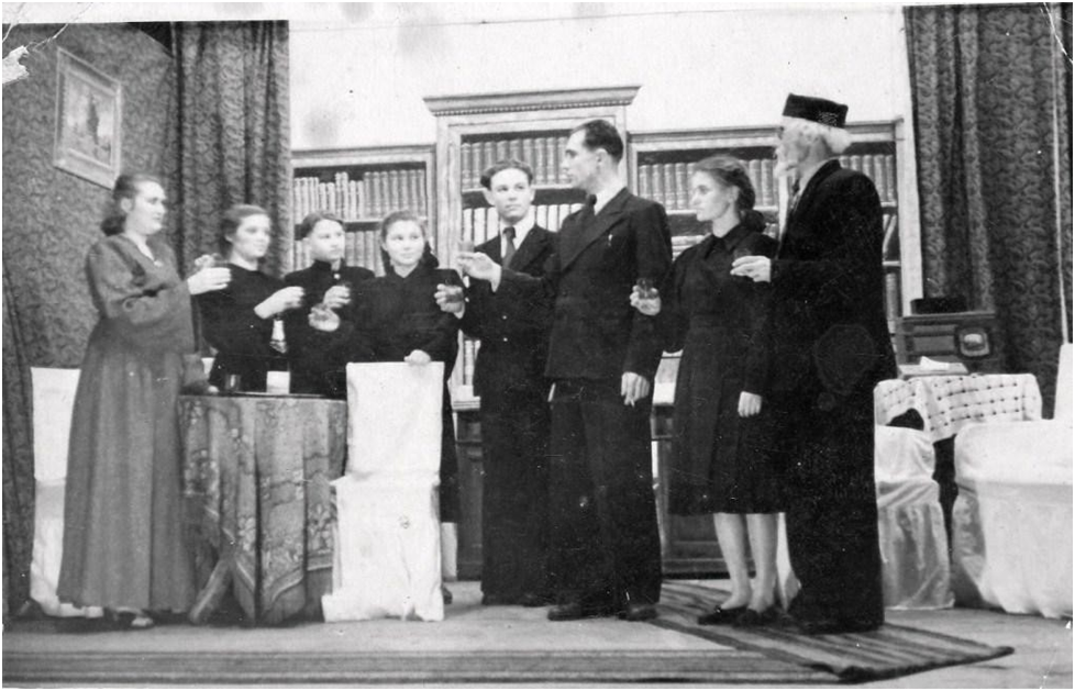 Богучанский народный театр, сцена из спектакля. Начало 60-х годов. Фото Розова Н.Г. Вторая справа – Розова Октябрина Александровна, третий справа– Кожухов Ян Александрович. Фото из архива Александра Розова.