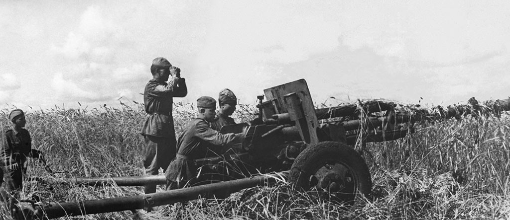 Советские солдаты на замаскированной позиции. Источник Яндекс картинки