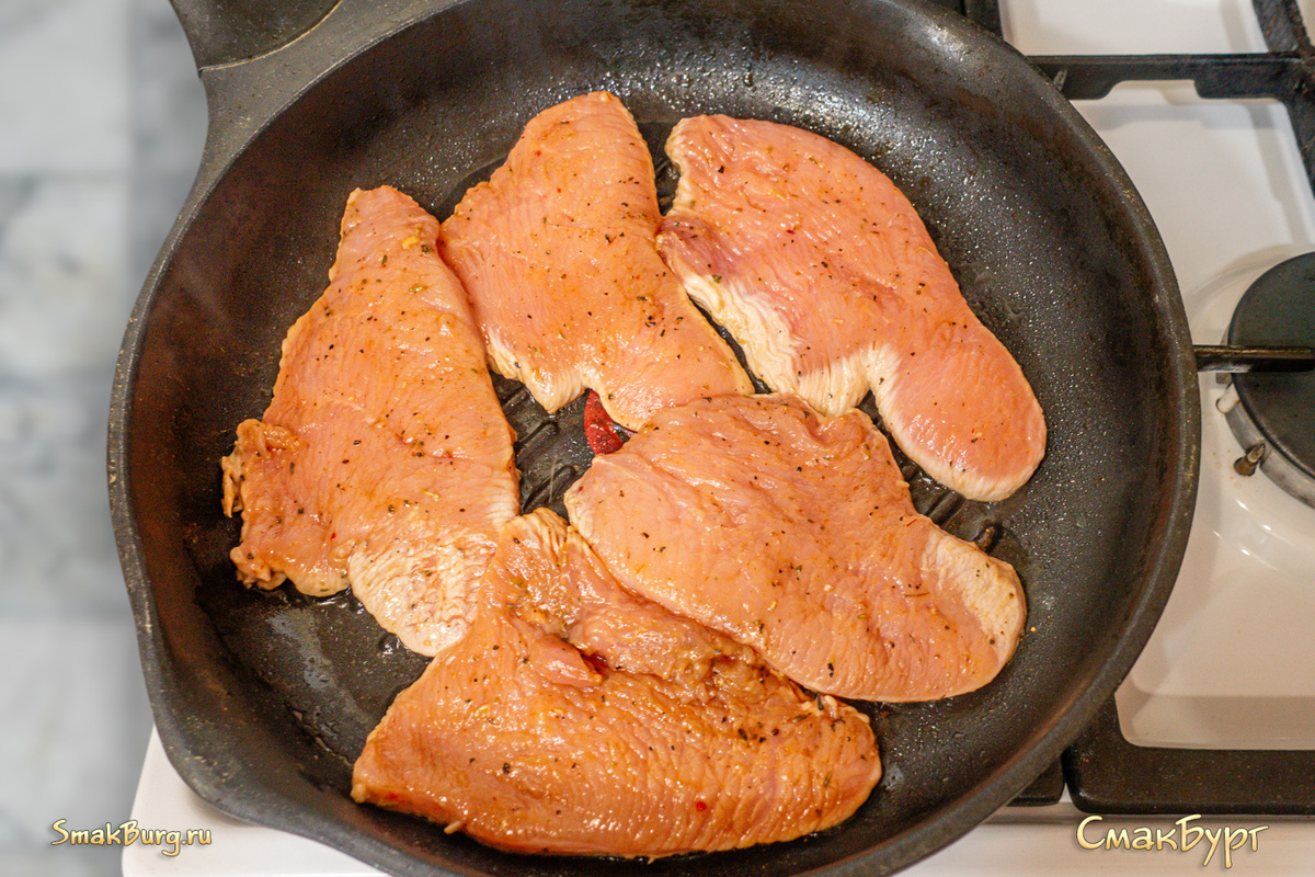 Выкладываем приправленные кусочки индейки на сковороду-гриль