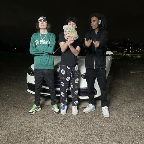 Lil Shine (слева) с друзьями 