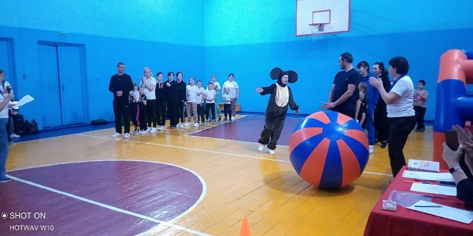 Чебурашка помогает участникам взбодриться