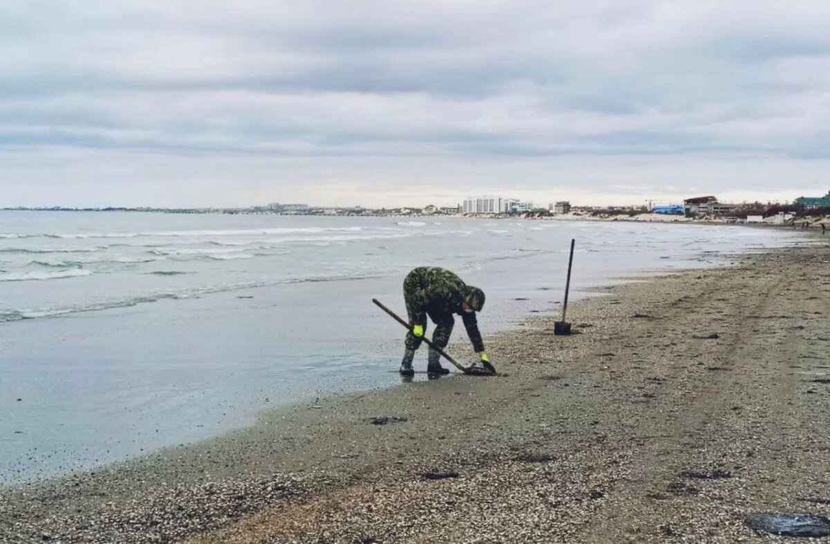    В Анапе на берегу в воскресенье 22 декабря техника работала до поздней ночи