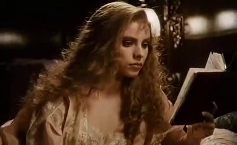 Матильда Мей  - в роли Стефани, она ещё не стала Алмой, скриншот