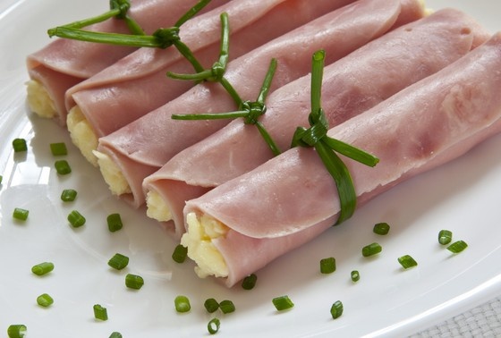    рулетики из ветчины с сыром и чесноком