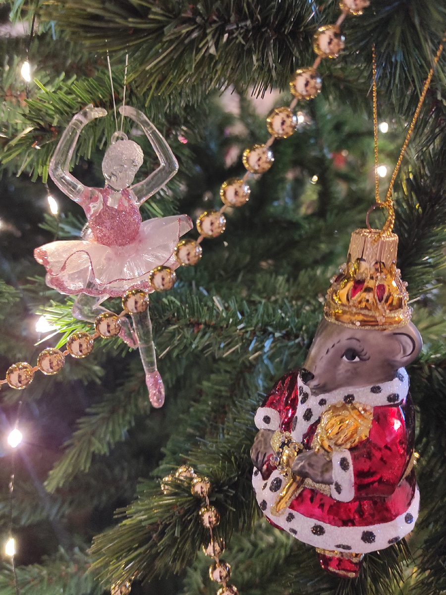 Рассматриваю игрушки на ëлке. 