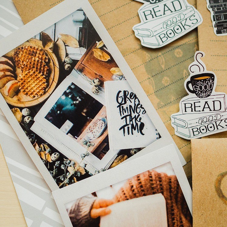 Видите наклейку Read good books? Я ее вырезала своими руками из самоклеющейся бумаги