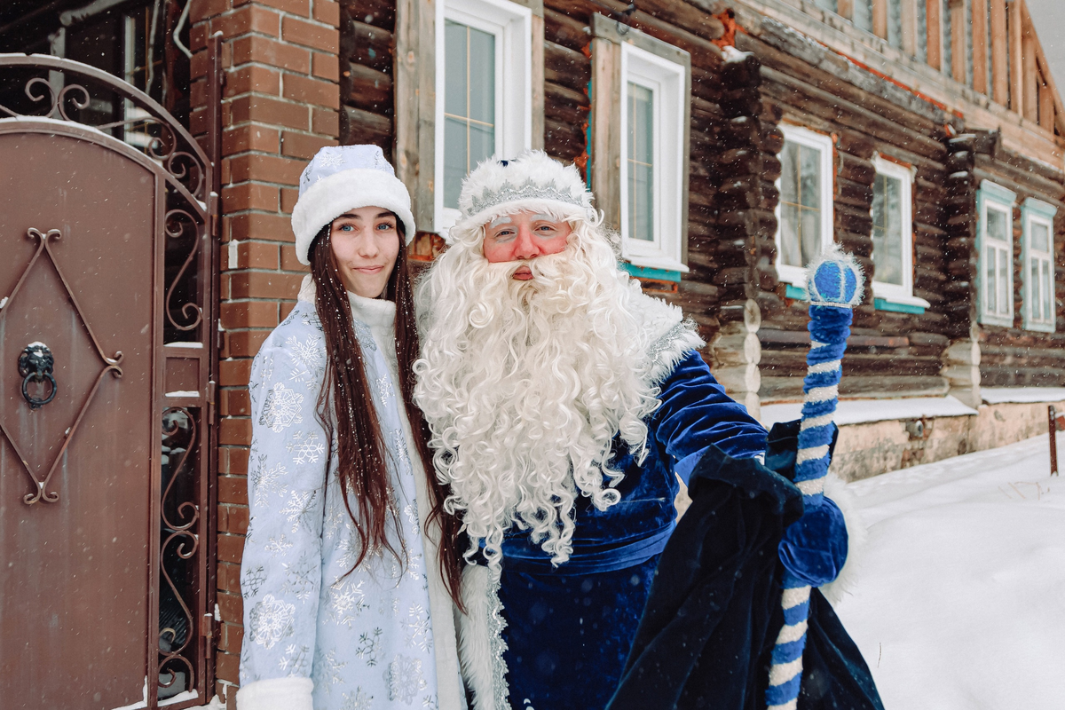 На фото: Екатерина и Сысертский Дед Мороз