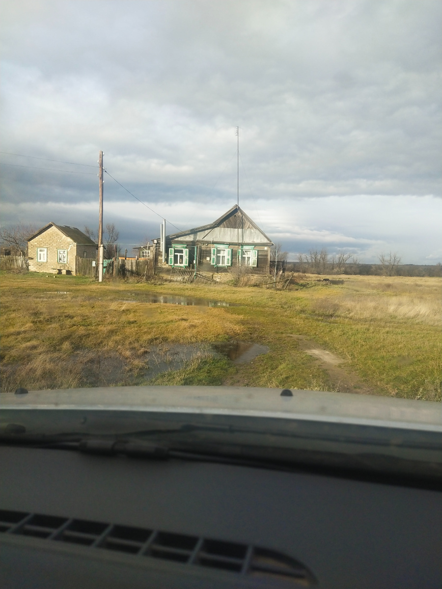 На подъезде к дому.