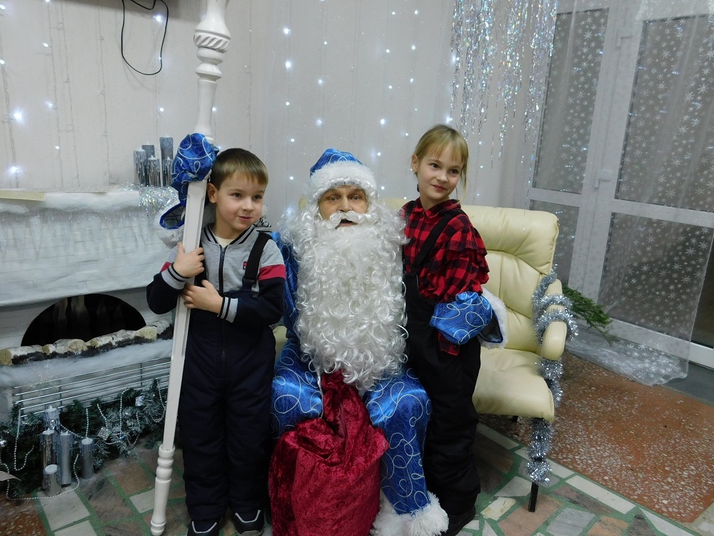    Дети фотографировались с Дедом Морозом. Фото Анны Зубаревой