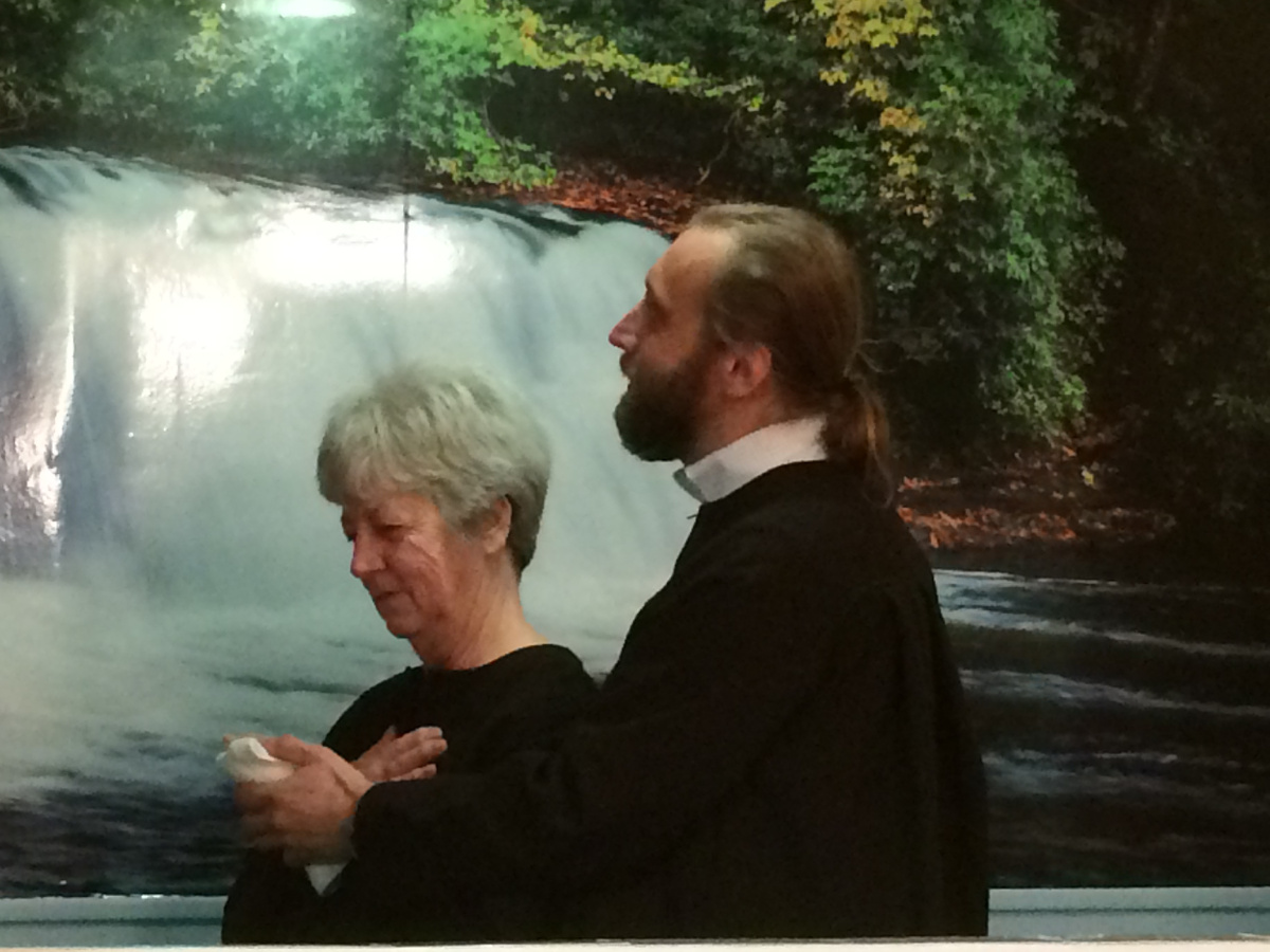 Слава Богу, мне довелось крестить много спасенных людей - молодых и не очень!