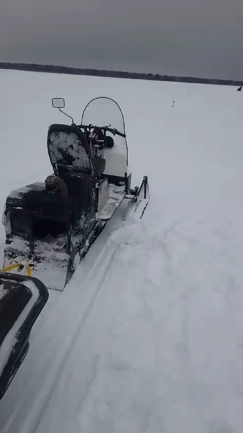 Наш мини снегоход Бурлак Егерь мини с 20 л.с. весь в снегу на оз. Светлое. Фото из личного архива.