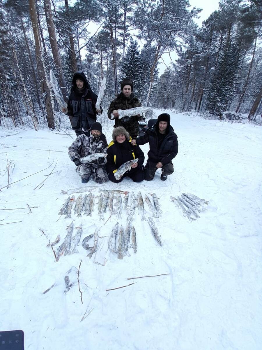 Участники похода с пойманной щукой. Но не все. Фото из личного архива.