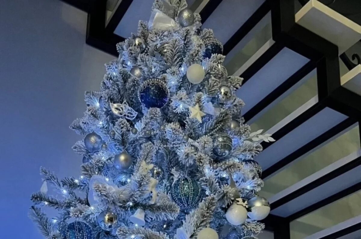    Если стены холодного оттенка, то и ёлка может быть синей.