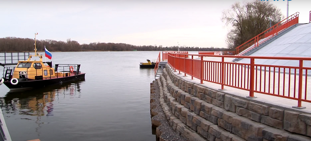 Причальная набережная из бетонных блоков с готовой лицевой отделкой.