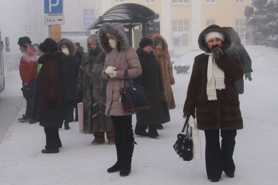    Люди мерзнут на остановке Олег УКЛАДОВ