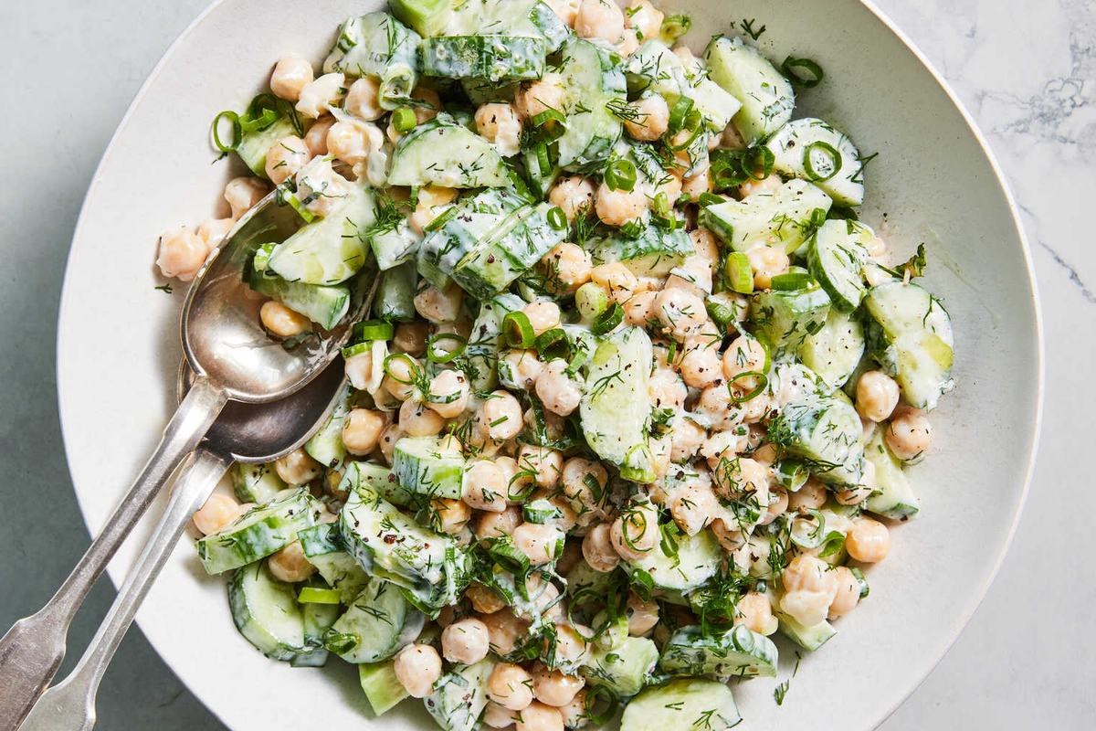 Вкуснейший салат с нутом и огурцом, заправленный соусом “Дзадзыки” (или “Цацики”)  на основе греческого йогурта