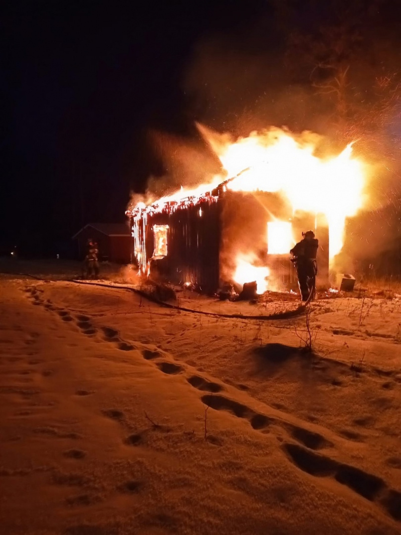    Частный дом выгорел дотла в Карелиипаблик "38 пожарно-спасательная часть г. Сортавала"