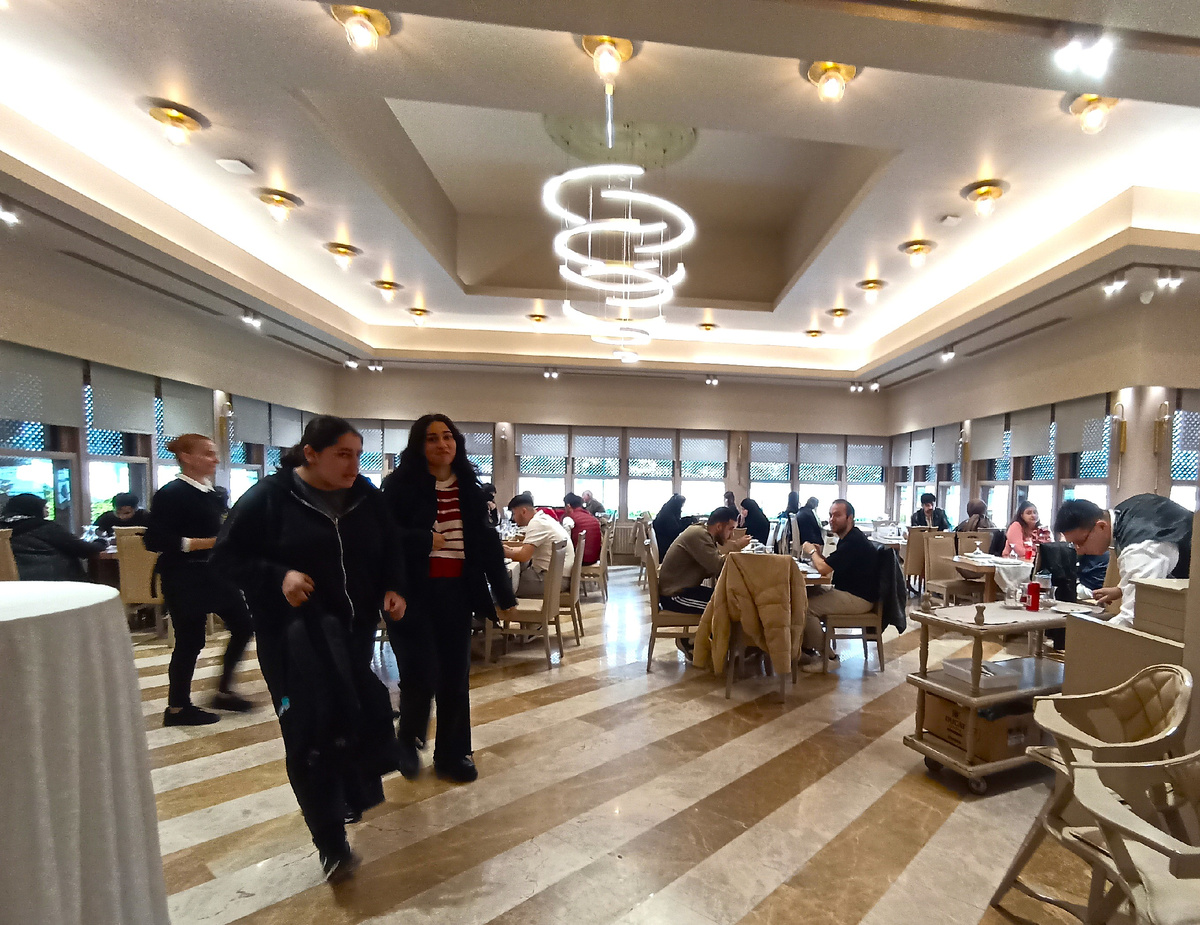 В зале ресторана Халич