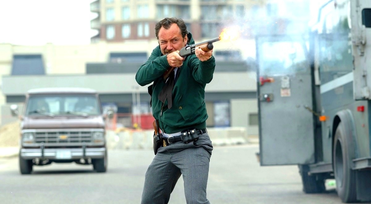 Занятное наблюдение: усатый Джуд Лоу мог бы запросто сыграть молодого Бориса Бритву (тут ракурс не самый удачный, но с других - просто вылитый). 