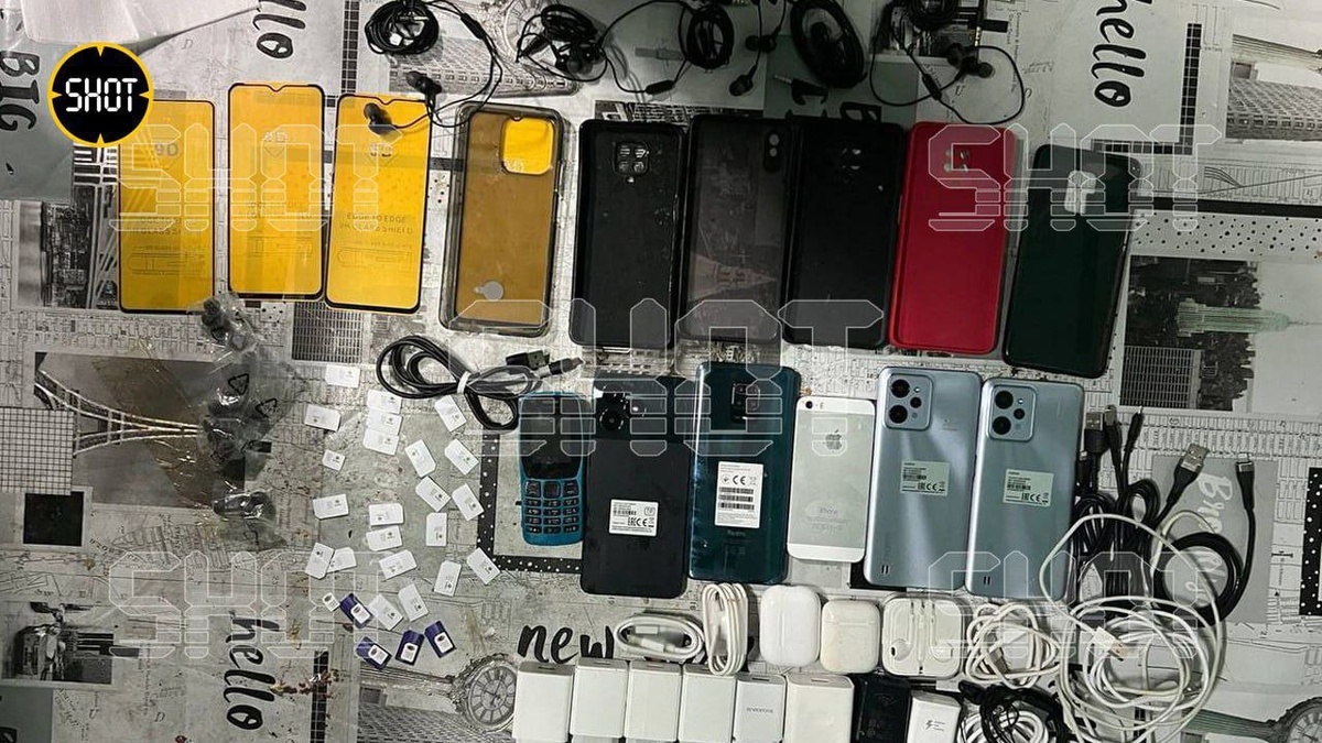    в СИЗО можно было купить как кнопочный телефон, так и смартфон // фото: SHOT