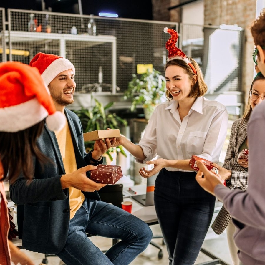 10 идей бюджетных подарков для коллег на Новый год до 300 рублей