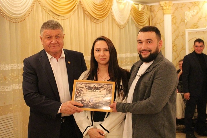 В.Козлов вручает Благодарственное письмо волонтерам Ильгизару и Эльмире Насыбуллиным. Фото Ирины Лобачевой.