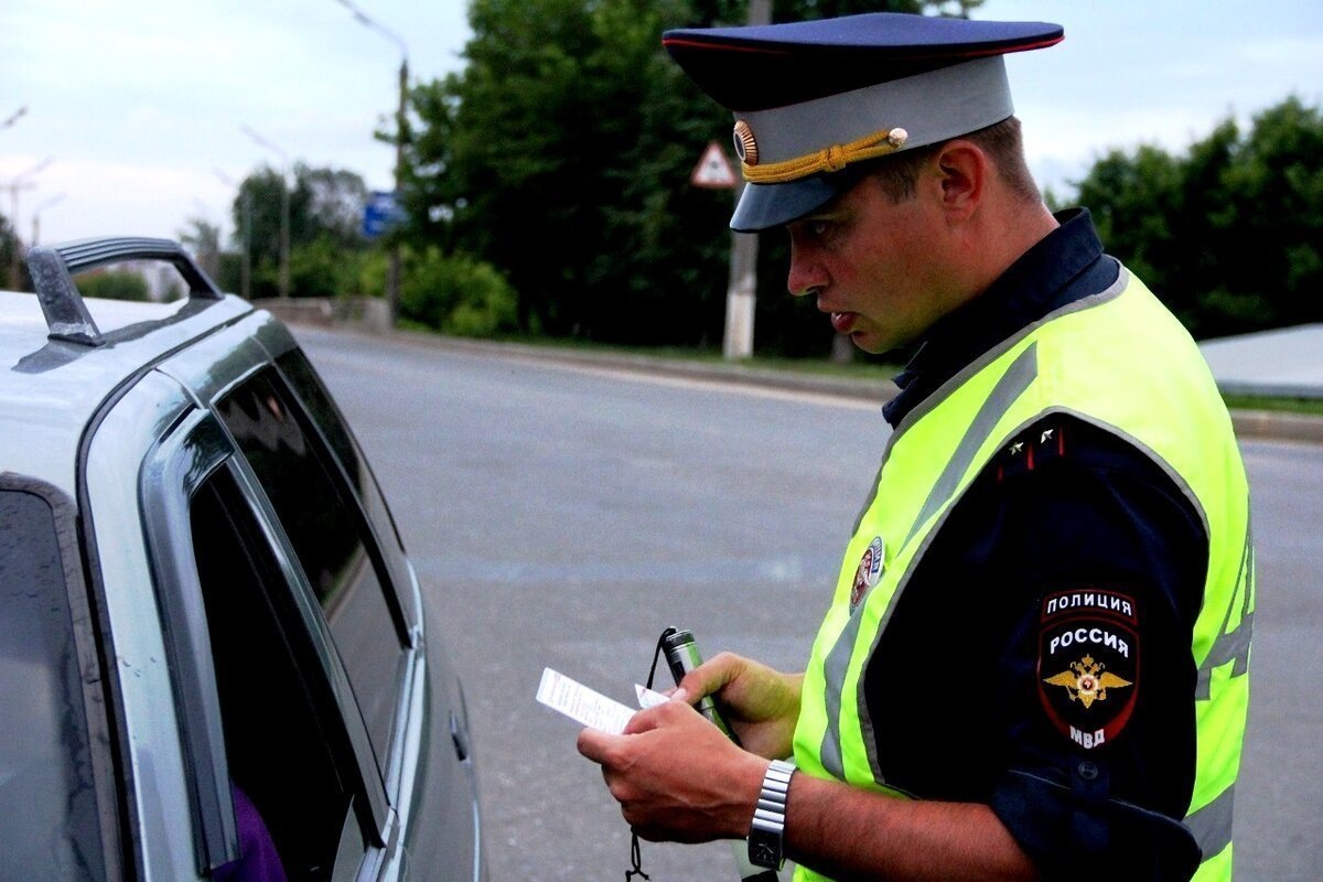 Инспектор чуть прищурился, явно неудовлетворенный ответом.