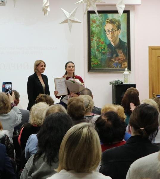 На фото: Церемония награждения. Слева направо: Ольга Сидоркина, Ирина Ушакова. Фото Антонио Фернандеса