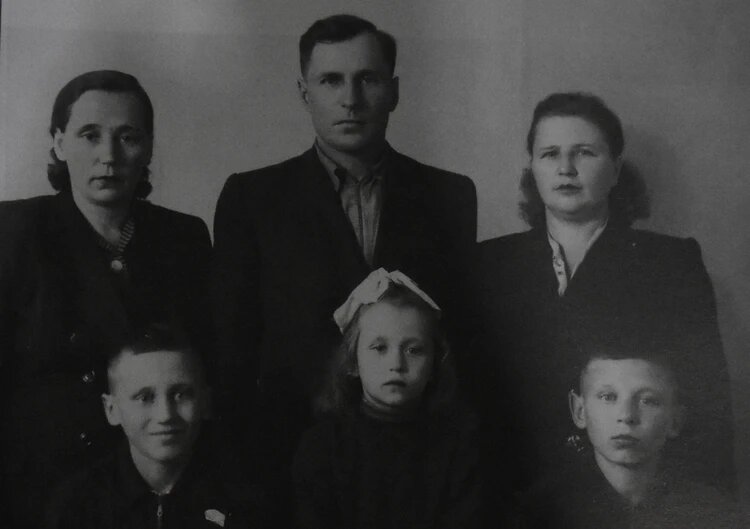 Семья Мулявиных. Володя первый слева.