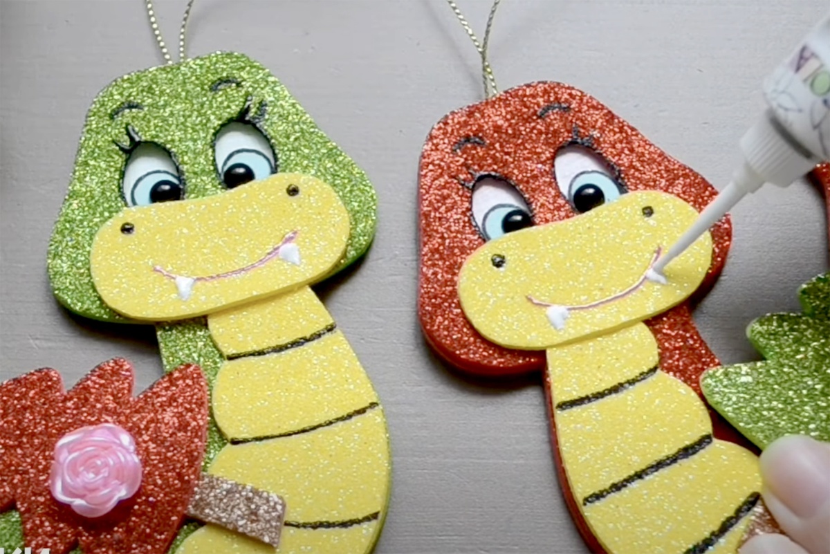    Мастерить такие игрушки можно и в одиночку, и всей семьей, а в некоторых случаях помогать могут даже дети-дошкольники. / Фото: ВАЛЯШКИ / youtube.com