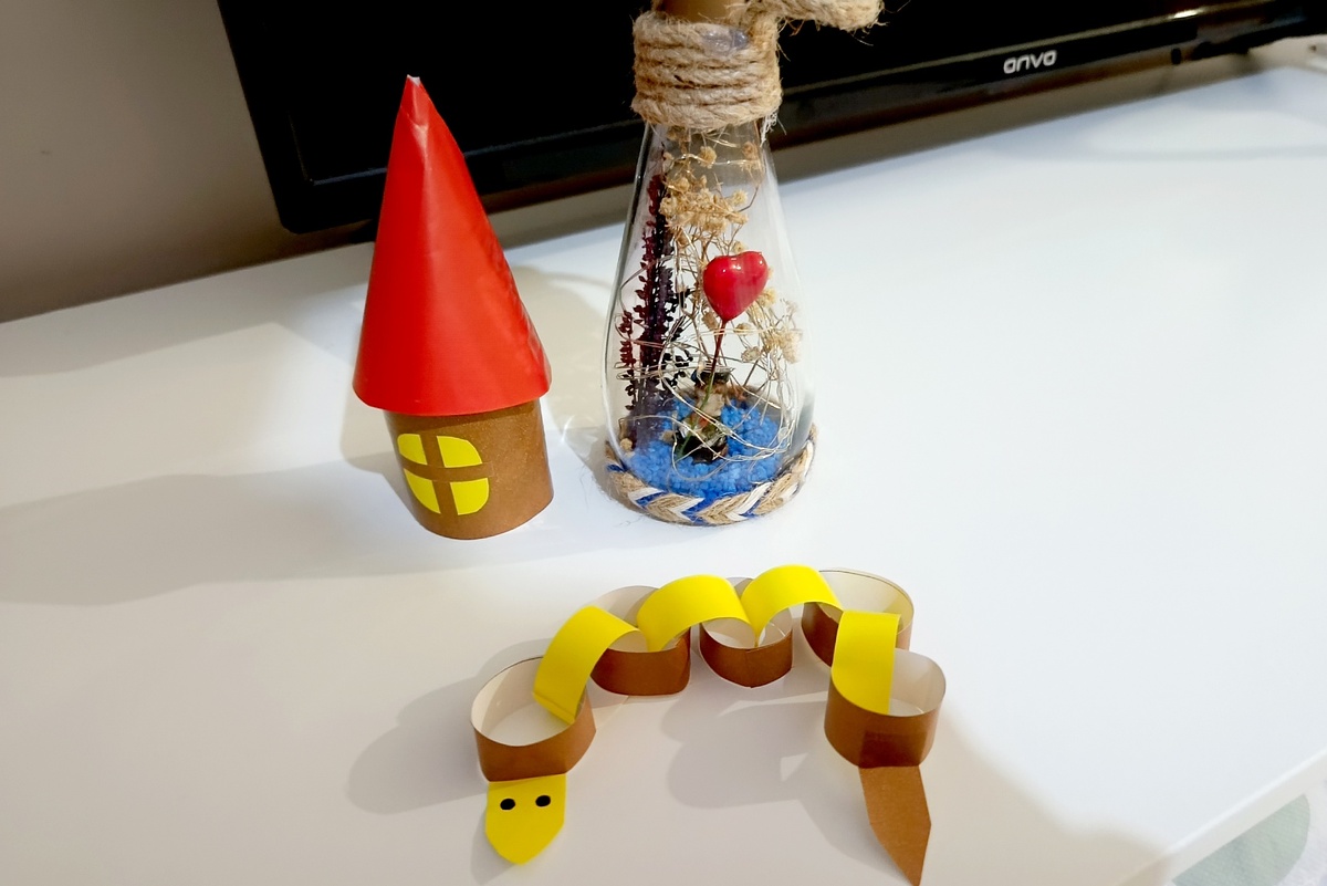    Маленький домик из картонной втулки можно сделать за несколько минут. / Фото: Анна Белова / РГ