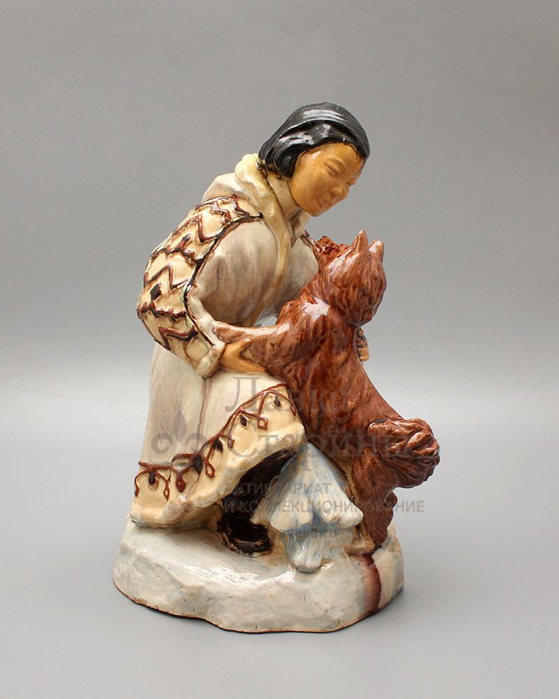 Скульптура «Якутка с собакой». Фото с нашего сайта dvaveka.ru