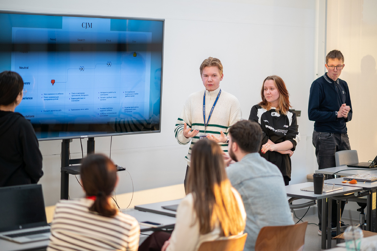 Фото из школьного архива: Ян и Олеся выступают на неделе науки 2024